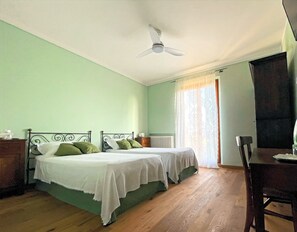 Habitación | Escritorio, espacio para trabajar con un portátil, cortinas opacas