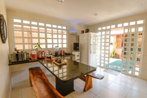 Geladeira, micro-ondas, fogão, cooktop