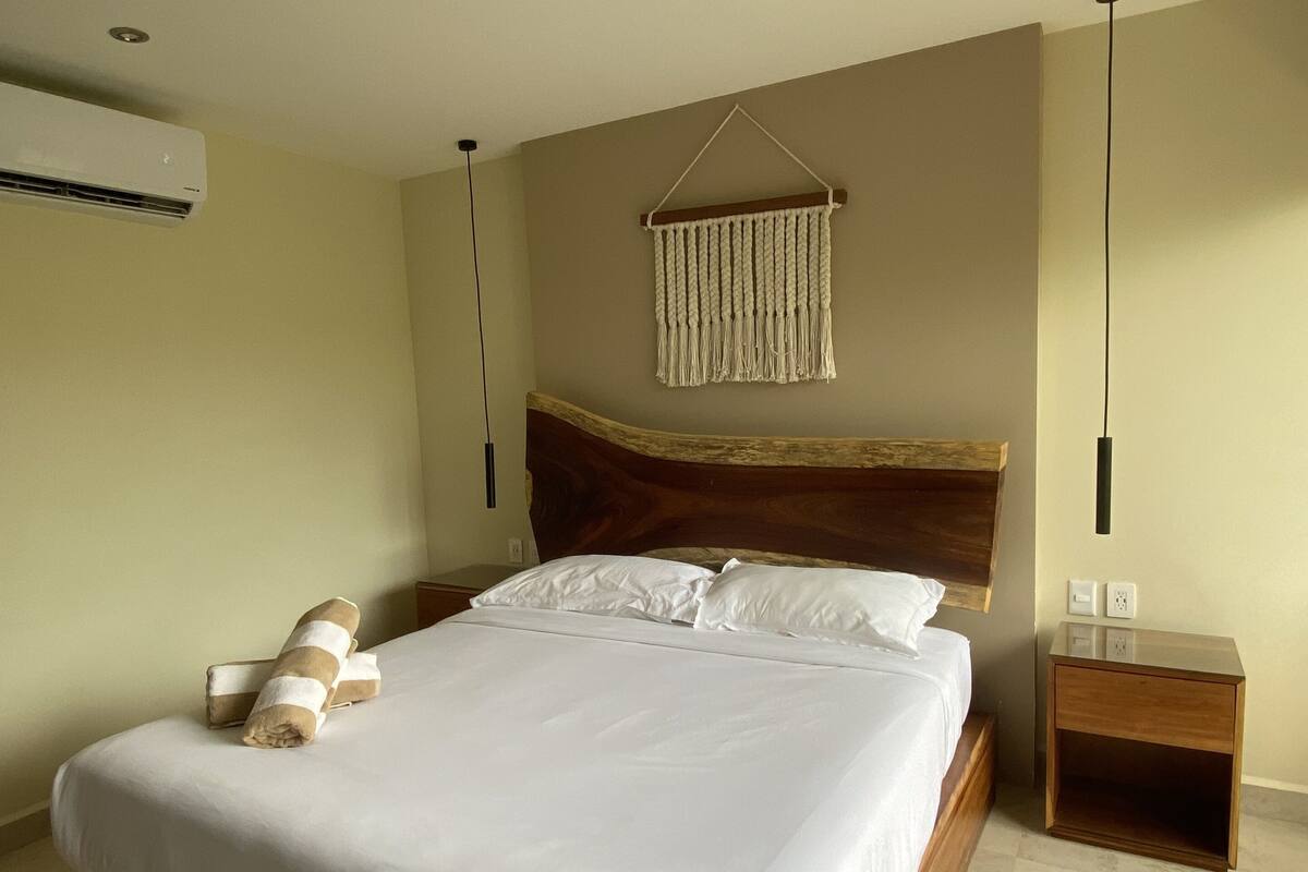 Quarto standard, 1 cama King, suíte | Cofres nos quartos, ferros/tábuas de passar roupa, Wi-Fi de cortesia