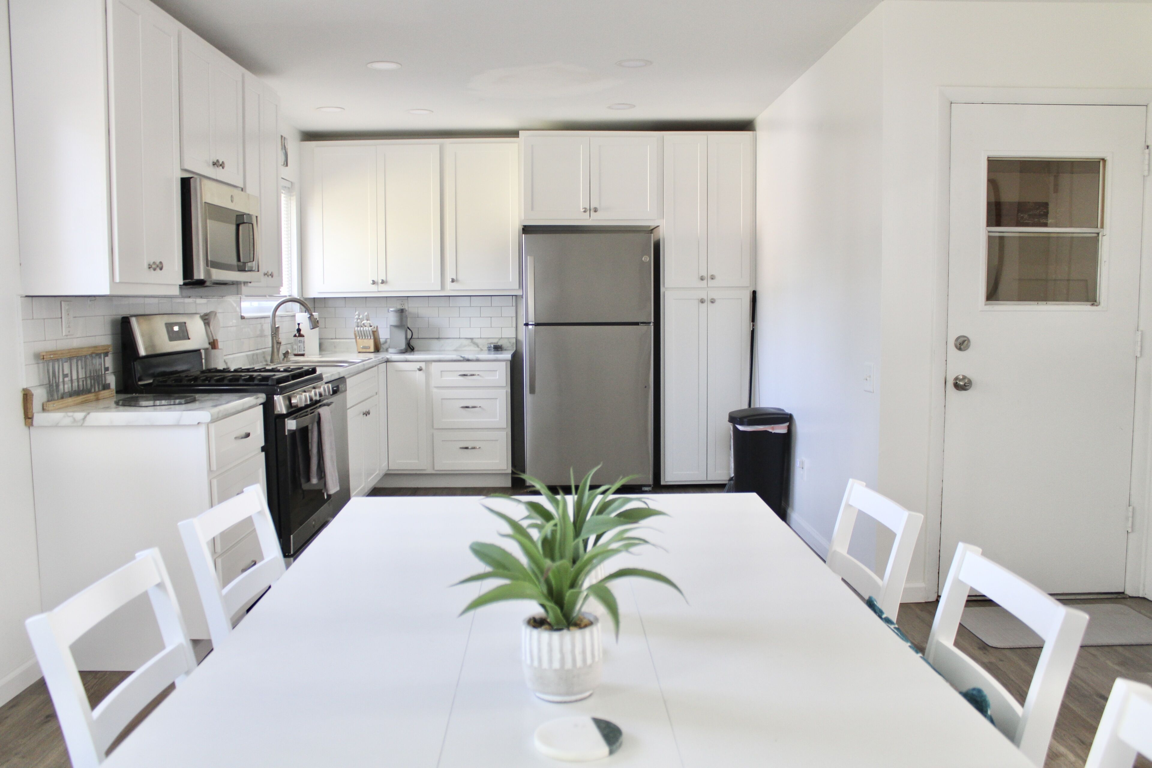 Contemporary AND Cozy! Sleeps 6!