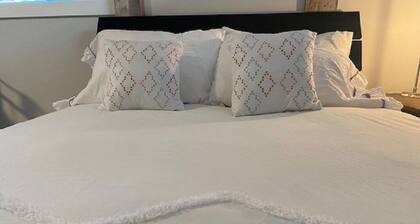 Cozy room close to all amenities!