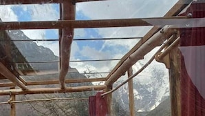 A room with a bed, a window, and a view of mountains. - Refugios Salkantay (Mollepata)
