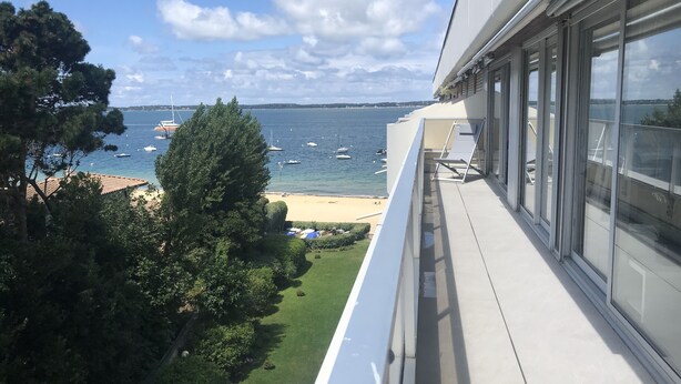 A balcony with a view of the sea, beach, and boats. - Arcachon Pereire Appartement Pieds Dans Leau (Arcachon)