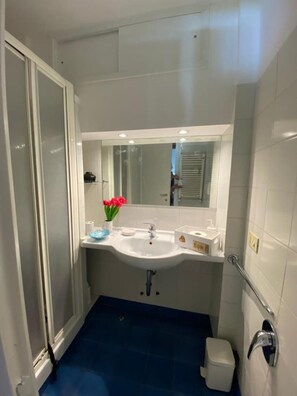 Douche, séchoir à cheveux, serviettes fournies, savon