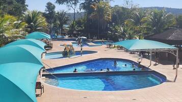 10 piscines extérieures, piscine chauffée