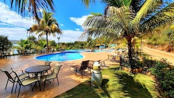 10 kolam renang outdoor dan sebuah kolam renang air hangat
