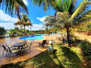 10 piscinas al aire libre, una piscina climatizada