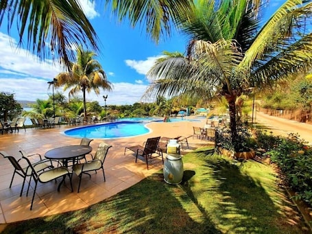 10 piscinas al aire libre, una piscina climatizada