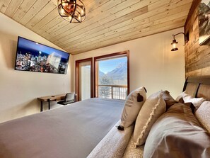 2 bedrooms, desk, iron/ironing board, travel cot - Luxury Stunning Mountain View King Bed Jacuzzi Free Parking Family Friendly (Harvie Heights)