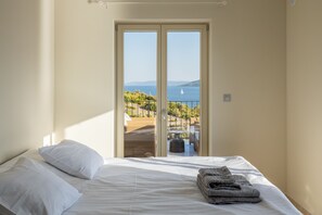 4 bedrooms, in-room safe, desk, iron/ironing board