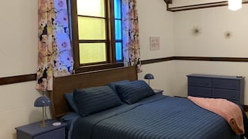 4 bedrooms, iron/ironing board, free WiFi, bed sheets