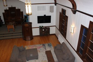 TV connectée, jeux vidéo, lecteur de DVD, baby-foot