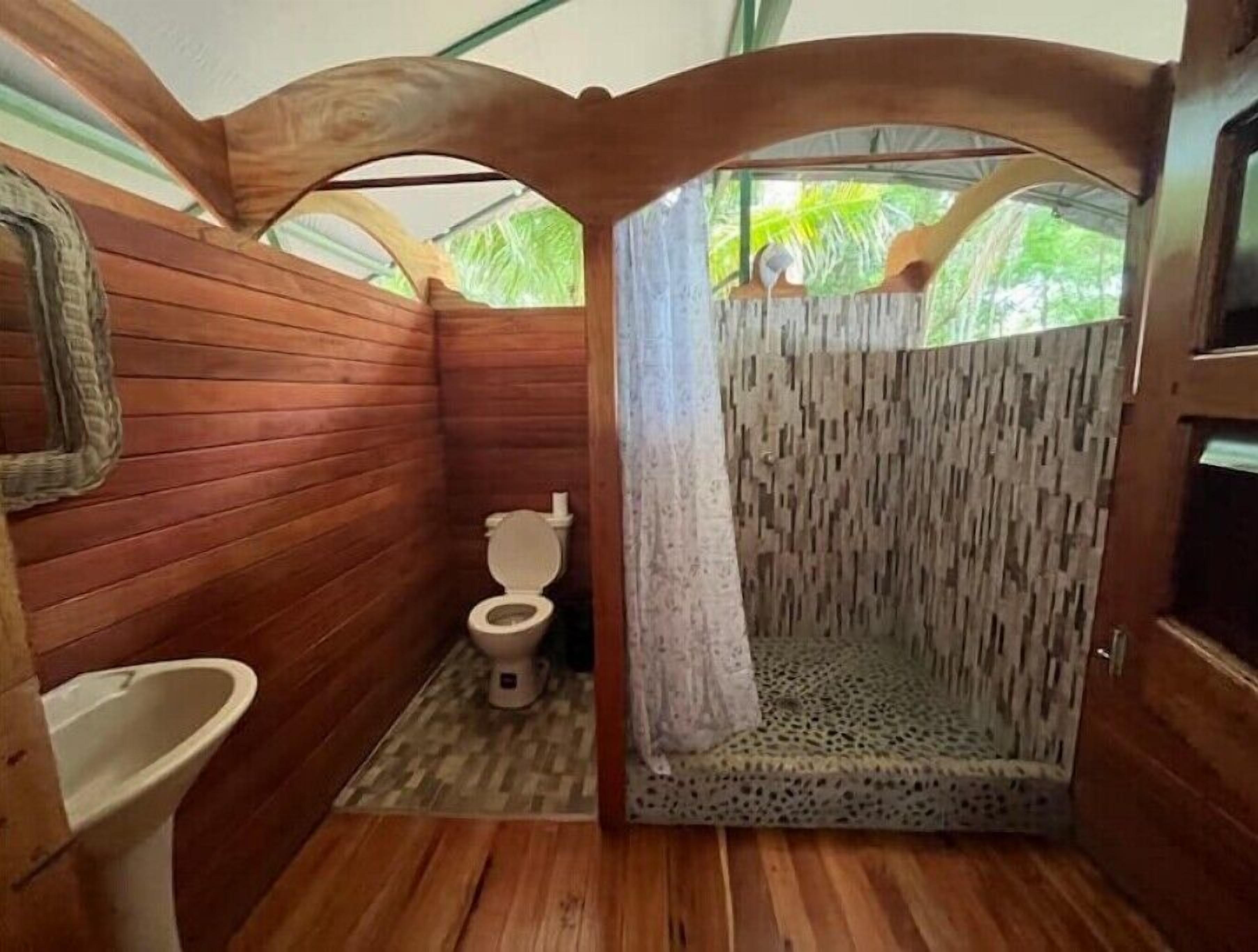 Shower, towels, shampoo, toilet paper