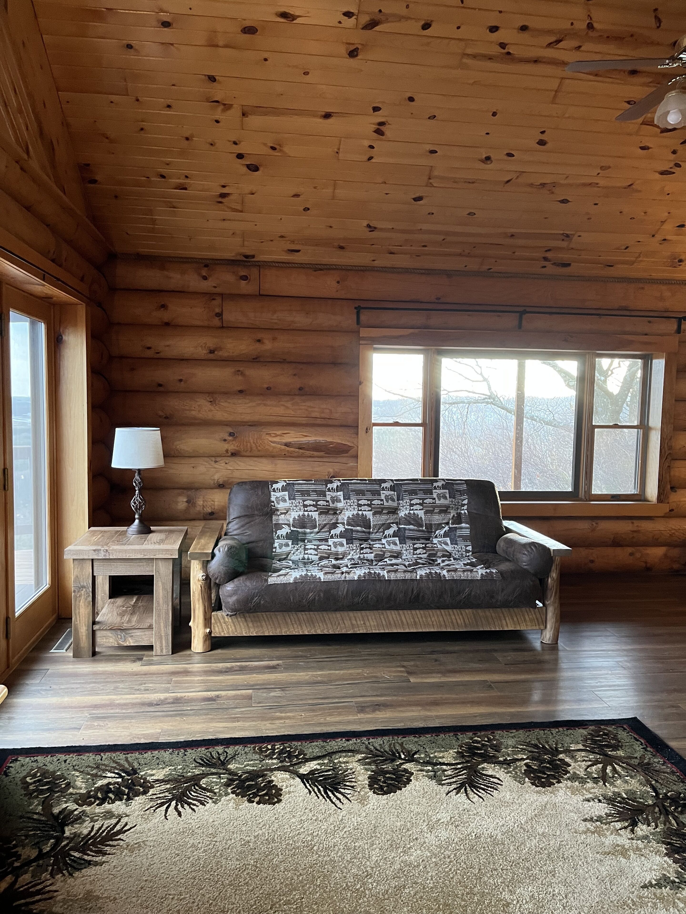 Televisor intel·ligent, llar de foc, taula de tennis de taula i llibres 