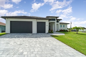 Exterior - Beautiful, fun home w/3 masters, pool & spa (Cape Coral)