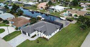 Exterior - Beautiful, fun home w/3 masters, pool & spa (Cape Coral)
