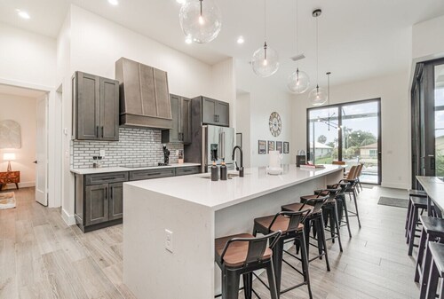 Beautiful, fun home w/3 masters, pool & spa