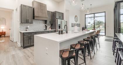 Beautiful, fun home w/3 masters, pool & spa