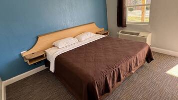 Room, 1 King Bed, Smoking, Garden View