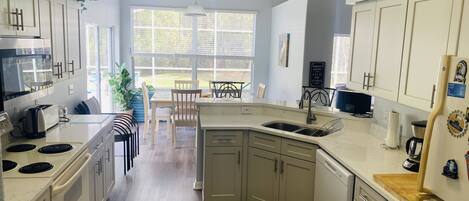 冰箱、微波炉、烤箱、炉灶