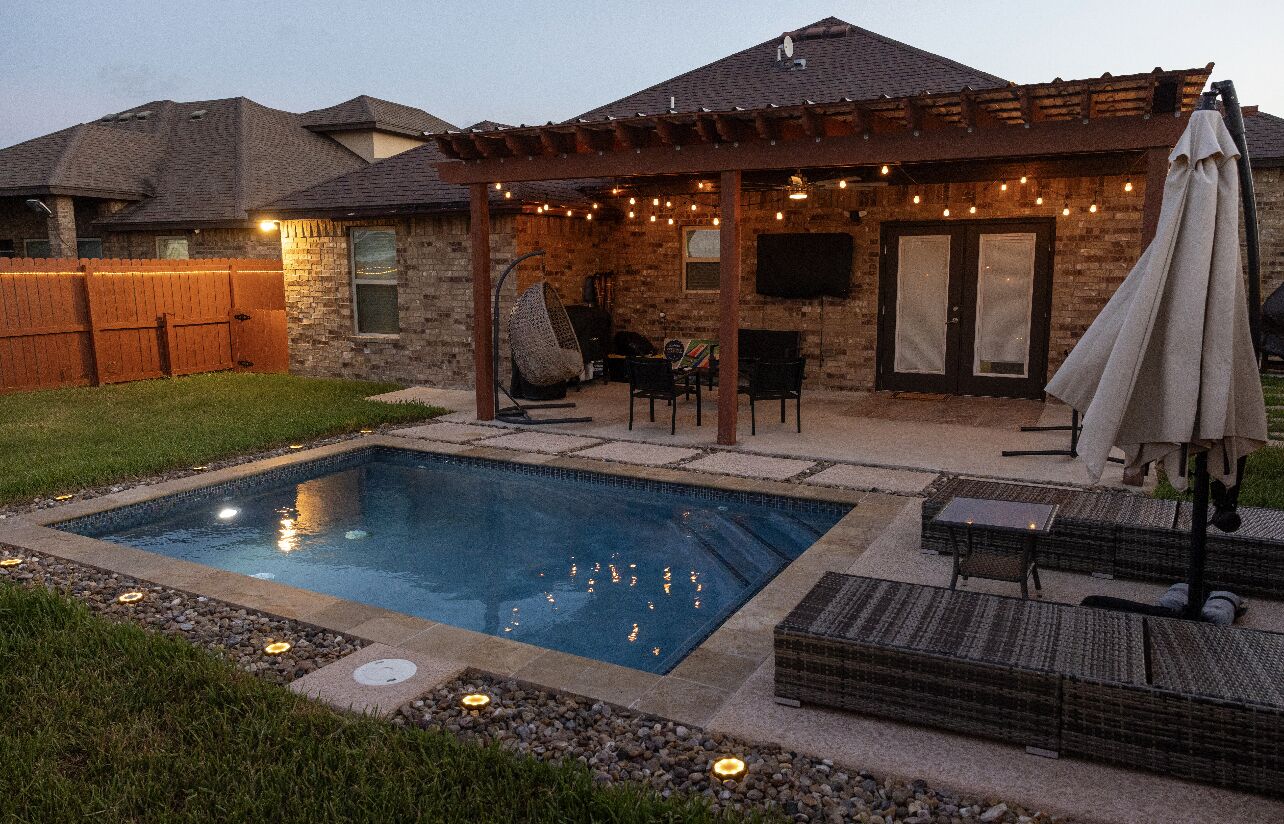 Adorable Cozy home With POOL. 35 min to SPI or Space X!