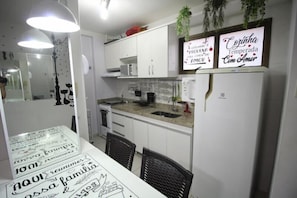 Geladeira, micro-ondas, talheres/pratos/utensílios de cozinha