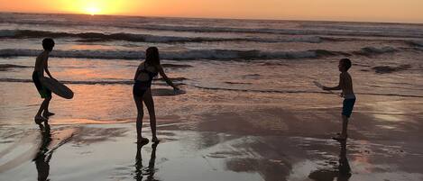 Chaises longues, serviettes de plage