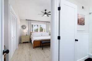 3 chambres, bureau, fer et planche à repasser, lit de bébé portatif