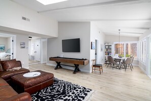 Smart TV, videogiochi, libri, impianto stereo