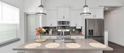 雪櫃、微波爐、焗爐、爐具