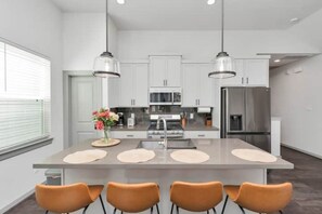 冷蔵庫、電子レンジ、オーブン、コンロ