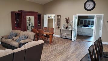 1 slaapkamer, een bureau, een strijkplank/strijkijzer, reisbedje