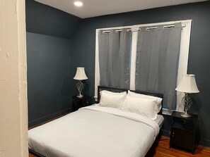 2 habitaciones, escritorio y tabla de planchar con plancha