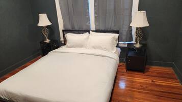 2 habitaciones, escritorio y tabla de planchar con plancha