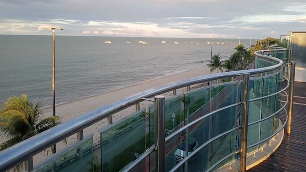A coastal view with a glass balustrade overlooking the beach and ocean. - Manaira Flat (João Pessoa)