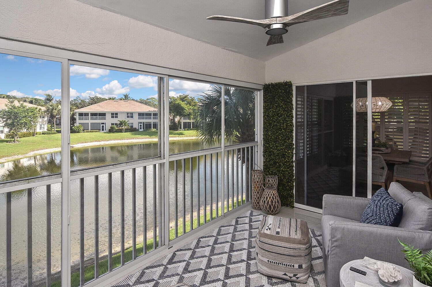 Minutes to Beaches View of the lake Beautiful New Kitchen 2 Bed+Den 2 full baths