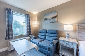 Smart TV, computer monitors - King Bay Studio Kitchenette Pool & Tiki Bar (Sarasota)