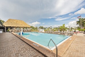 A heated pool - King Bay Studio Kitchenette Pool & Tiki Bar (Sarasota)