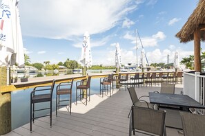 Outdoor dining - King Bay Studio Kitchenette Pool & Tiki Bar (Sarasota)