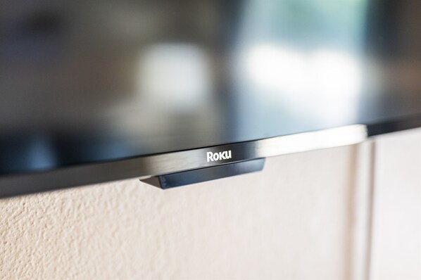 Un téléviseur à écran plat de la marque « Roku », dont le nom est visible sur le cadre.