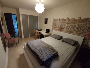 2 bedrooms, desk, WiFi