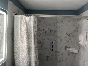 Hair dryer, bidet, towels, soap - 3BR TANNING BED/SAUNA/HOTTUB 3.9 miles to NOTRE DAME  (South Bend)