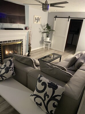 Smart-TV, peis, DVD-spiller og bøker