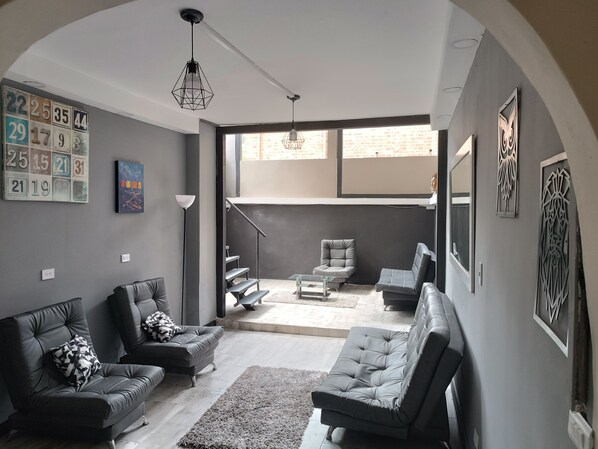 Interior - ʜɪɢʜ-ᴄʟᴀꜱꜱ ᴀᴘᴀʀᴛᴍᴇɴᴛ with ᴊᴀᴄᴜᴢᴢɪ (Medellín)