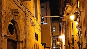 A narrow stone-paved alleyway with buildings on either side, featuring balconies and traditional architecture. - IL VICOLO (Ruvo di Puglia)