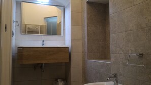 Family Townhome | Bathroom | Shower, rainfall showerhead, free toiletries, hair dryer - IL VICOLO (Ruvo di Puglia)
