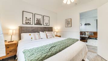 3 bedrooms, desk, travel crib, internet