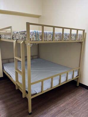 1 bedroom, WiFi, bed sheets - Walking Distance Very Easy To Commute Access to Jeep Train Bus & Airplane.  (Pasay)