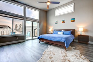 3 bedrooms, desk, iron/ironing board, free WiFi - Modern Bend Vacation Home, Old Mill, HOT TUB! (Bend)