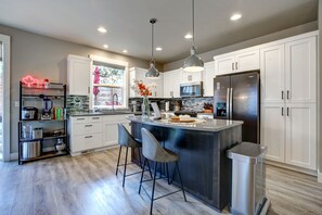 Kjøleskap, mikrobølgeovn, ovn og kokeplater